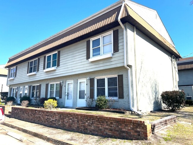 Building Photo - Two-Bedroom, 1.5 Bath Town Home Located near 48th Av North in Myrtle Beach!