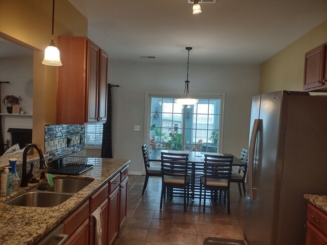 Building Photo - Outstanding FIVE Bedroom Home in Northeast Columbia!