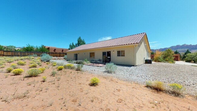 Building Photo - 3 Bedroom House by the Golf Course Fully Furnished