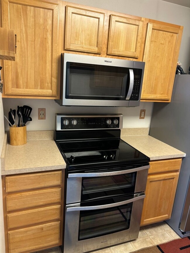 Building Photo - Move-In Ready 2BR/2BA Condo – Fully Furnished, AC, Washer/Dryer, Parking