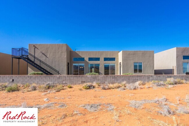 Building Photo - 4 Bedroom Luxury Home Near Sand Hollow