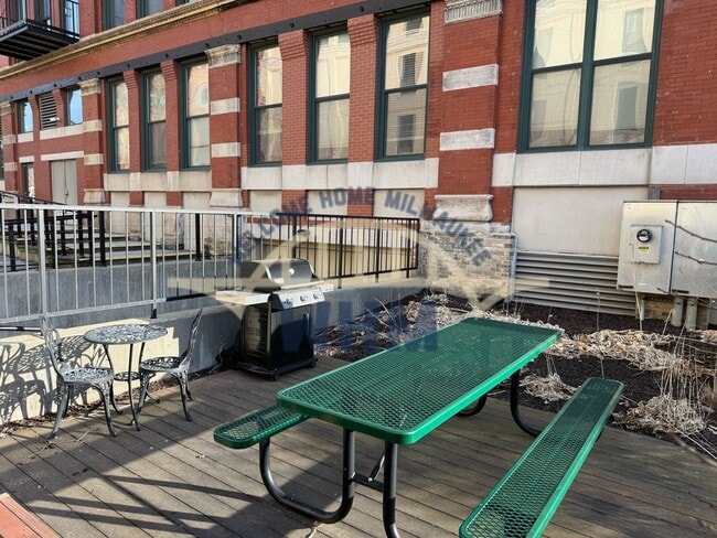 Building Photo - 141 N Water St