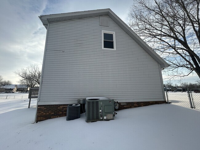 Building Photo - 3423 Minor Dr