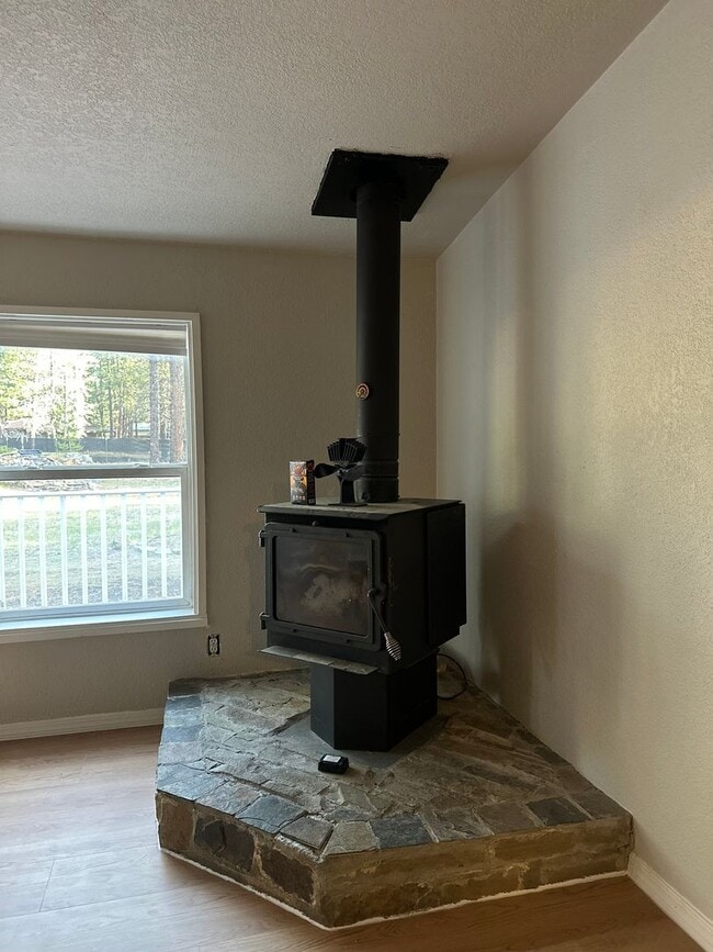 Building Photo - Adorable home in La Pine area, 1.5 acres fully fenced!!