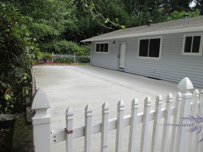 Building Photo - Rambler with Large Garage in Artondale