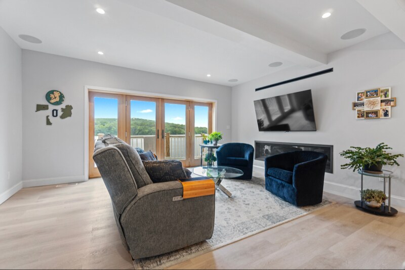 Building Photo - 83 Main St