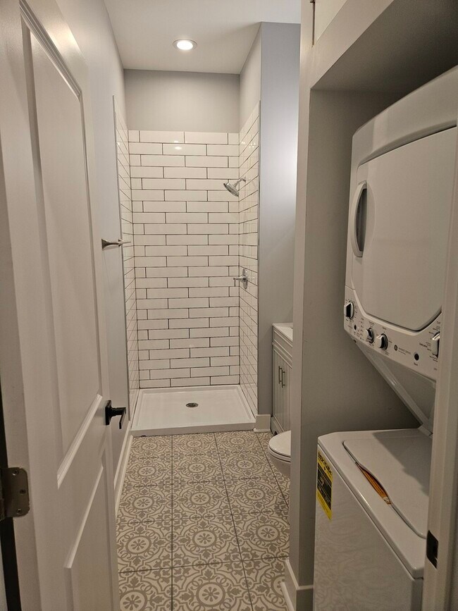 Building Photo - 831 S Western Ave