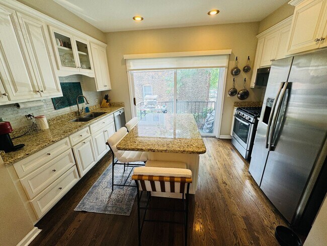 Building Photo - Spacious 3 Bedroom Townhouse