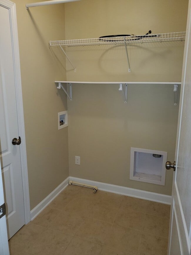 Building Photo - Beautiful 4 bedroom, 3.5 house