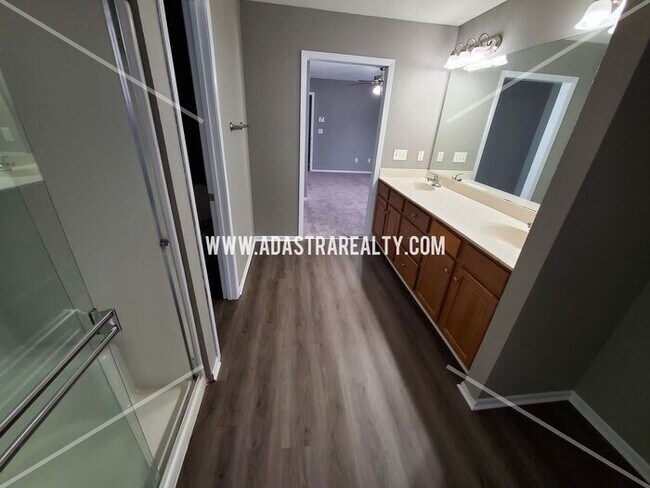 Building Photo - Spacious Townhome in Piper School District...