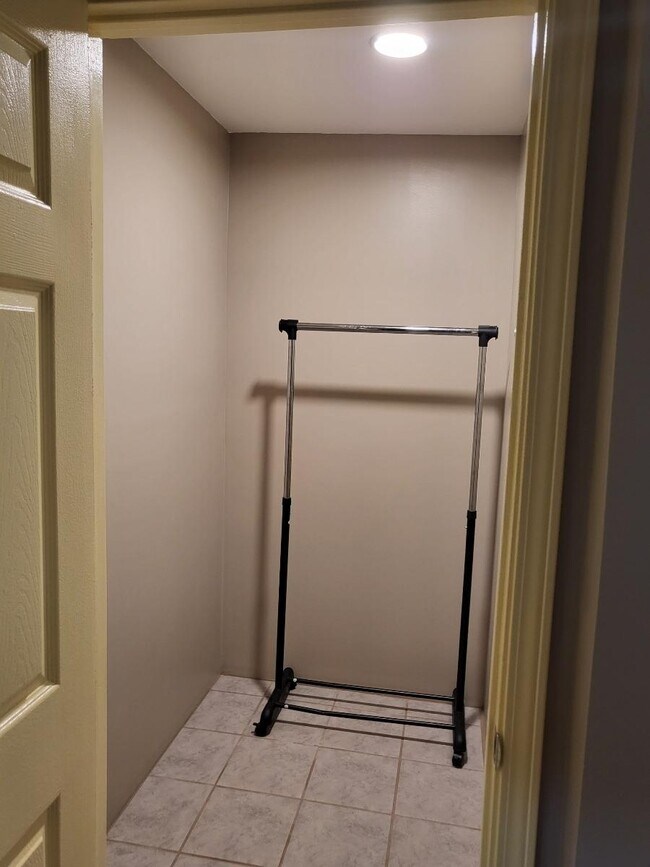 Building Photo - 217 Kellog St