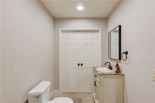 Building Photo - 153 Lantern Ridge Ct