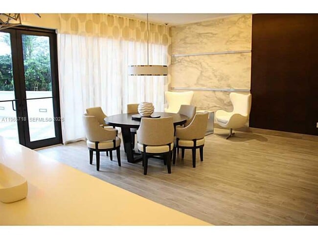 Building Photo - 999 SW 1st Ave