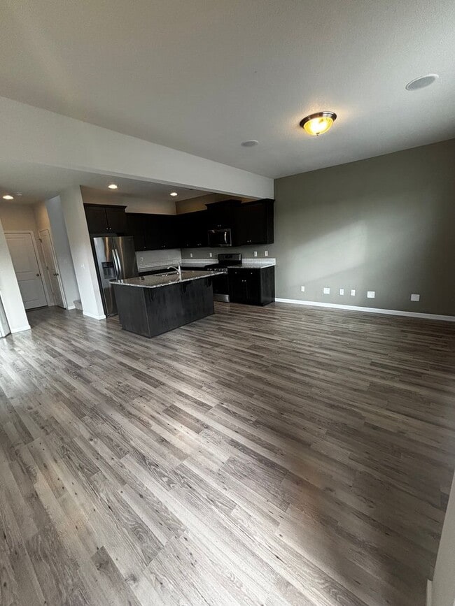 Building Photo - Newer SE 3 Bdrm House, All Appliances incl W/D, Air Cond, Community Pool, Double Garage