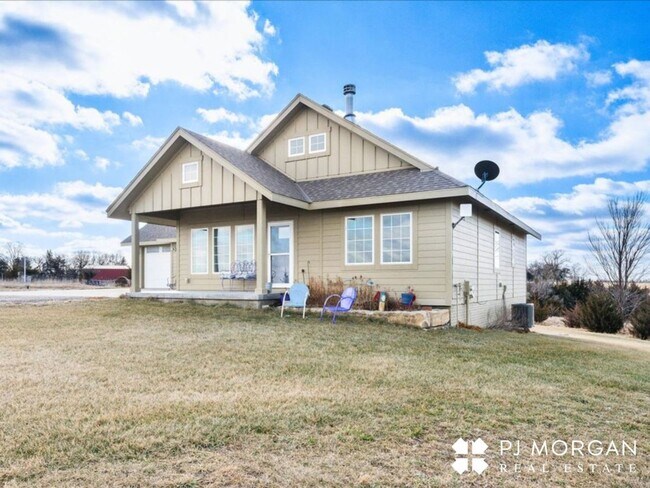 Building Photo - Tucked Away Yet Close to It All-Beautiful Elkhorn Rental has it all!