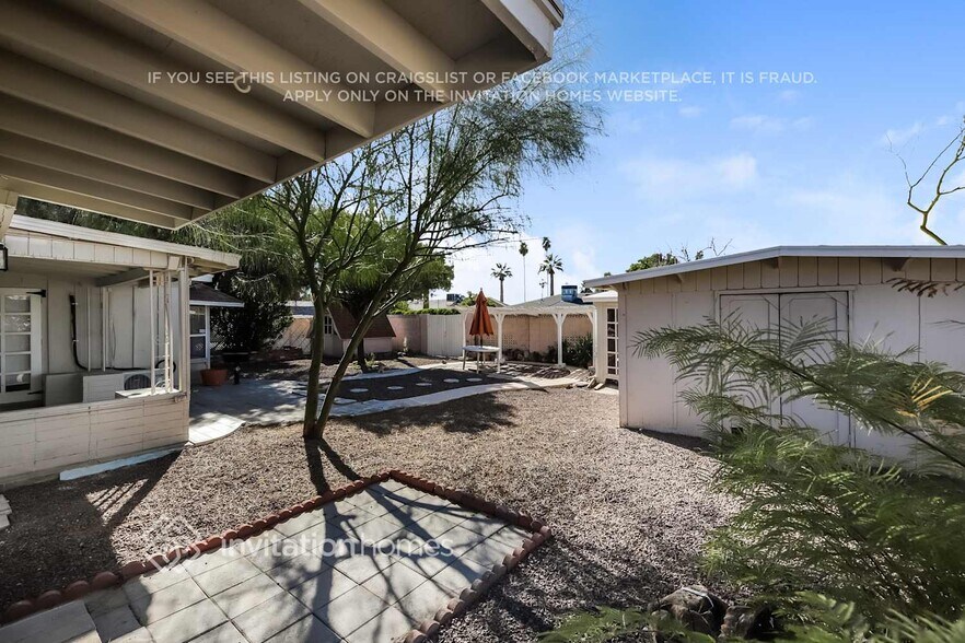 Building Photo - 2133 W Palmaire Ave