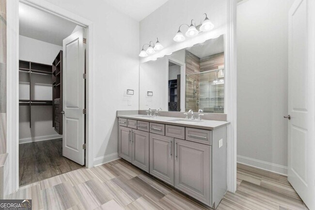 Building Photo - 2025 Abbey Rd