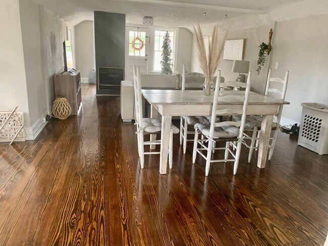 Building Photo - 3201 Old Buncombe Rd