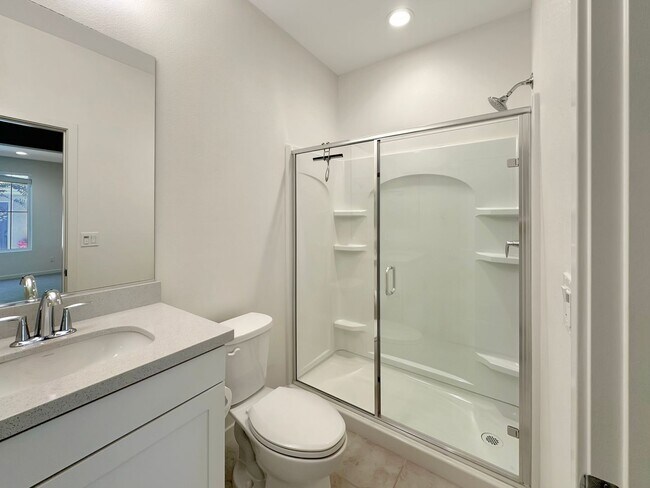 Building Photo - Luxury 4Bd/3.5Ba Smart Home in Gated Lake ...