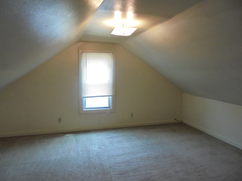 Building Photo - 605 2nd St