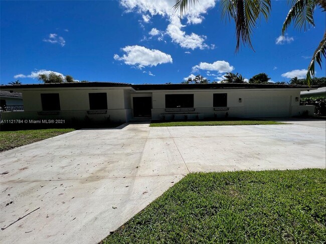 Building Photo - 1460 Campamento Ave