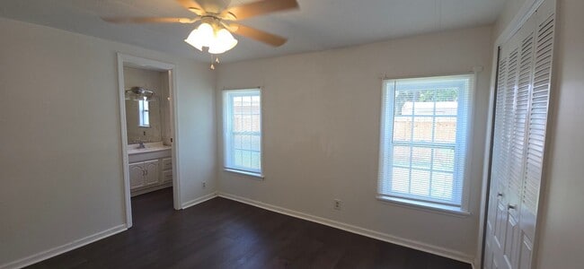 Building Photo - 2 bed 2 baths with large screened patio