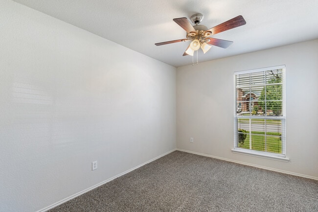 Building Photo - 2281 Fieldcrest Dr