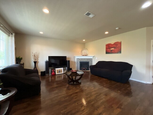 Building Photo - Stunning 4 Bedroom + Loft Bethany Home with Open Layout, Stainless Steel Kitchen, Two Car Garage ...