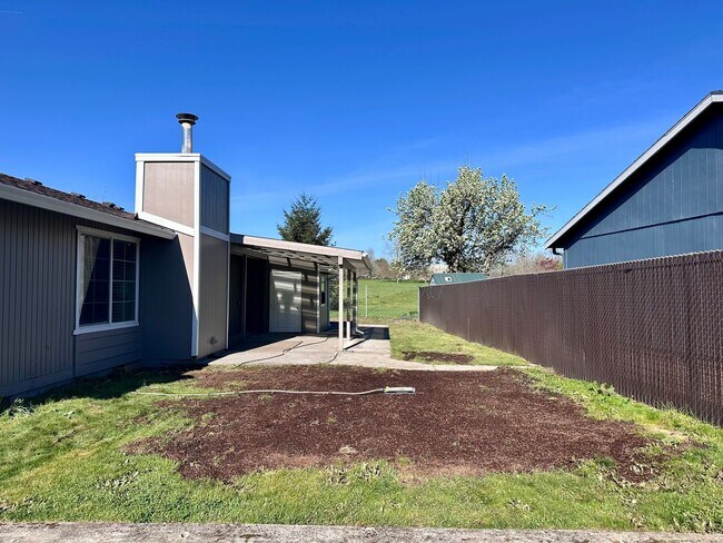 Building Photo - Newly Renovated Single-Family Home in Gresham! 3 Bed/1 Bath w/ Double Car Garage!