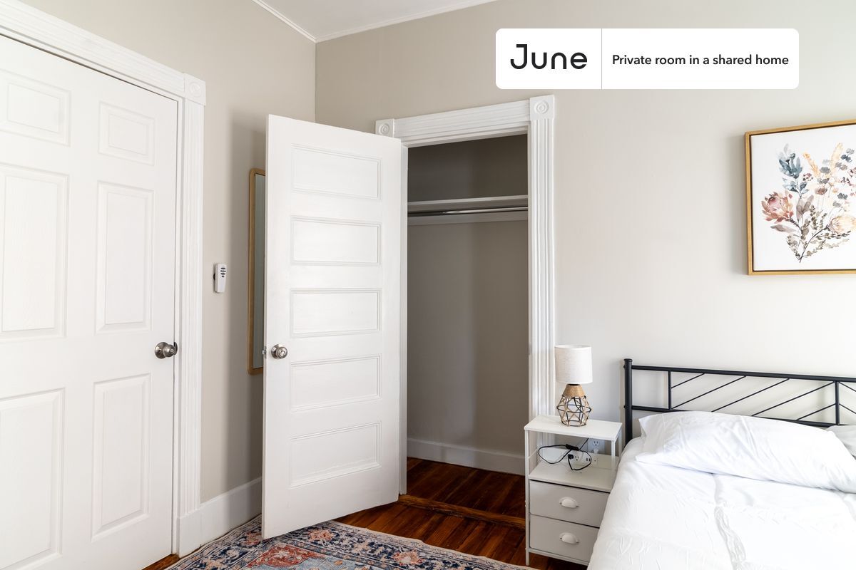 Building Photo - Room in Shared 5 bed/2 bath home in Brookline