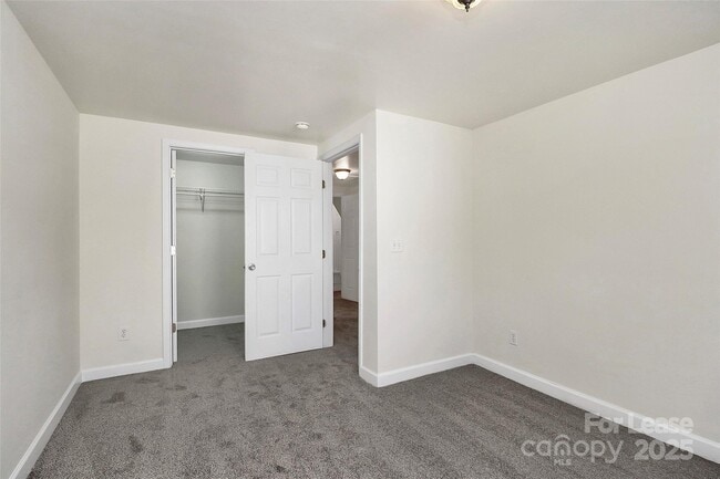 Building Photo - 1005 Rainbow Dr