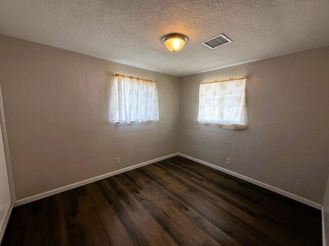 Building Photo - Two Bedroom Home with Bonus Room/Office in...