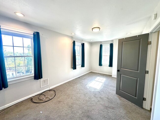 Building Photo - Updated 3 Bedroom, 1 Bath Home on a Quiet ...