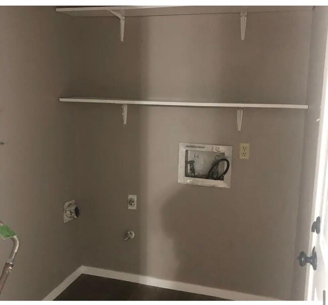 Building Photo - 2401 Cottonwood Dr