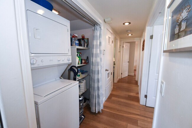 Building Photo - 1052 Isabella Ave