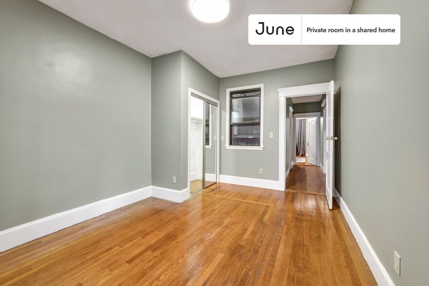 Building Photo - Private bedroom in 3 bed/2 bath Home
