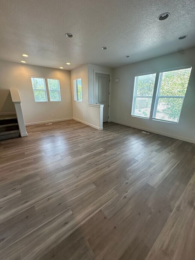 Building Photo - Gorgeous Townhome!!!