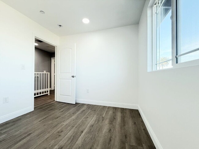 Building Photo - 1731 E 68th St