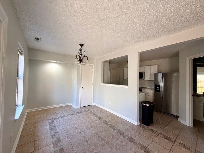 Building Photo - Bright and spacious 2 bed, 2.5 bath condo in the heart of Virginia Beach!