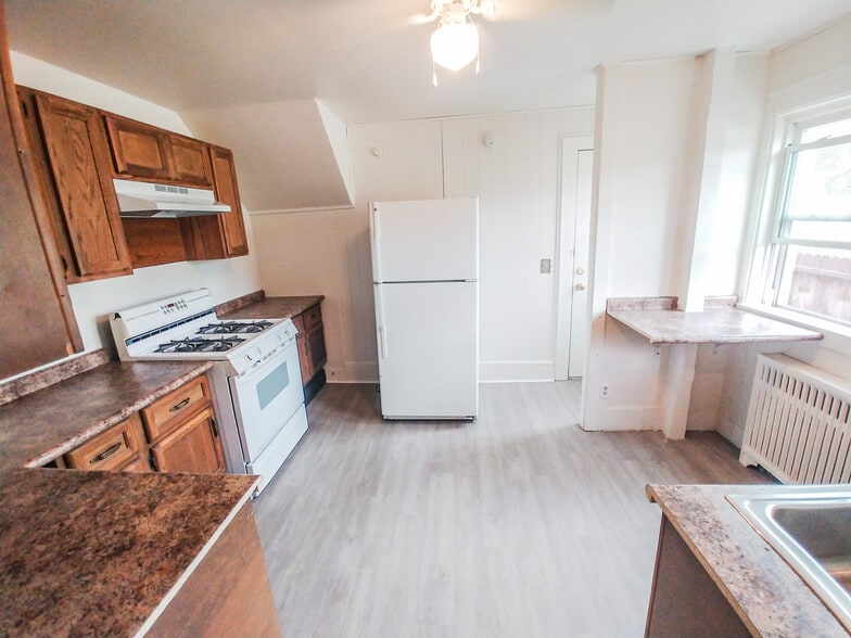 Kitchen - 2527 Reed St
