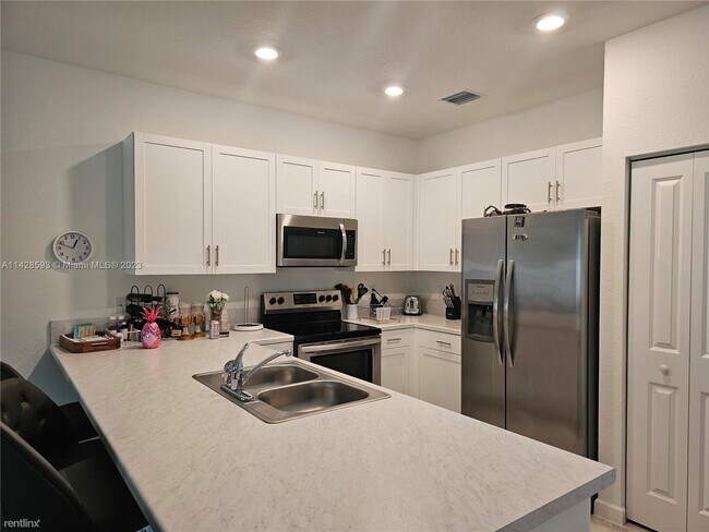 Building Photo - 3 br, 2.5 bath Townhome - 335 NE 208th Ter
