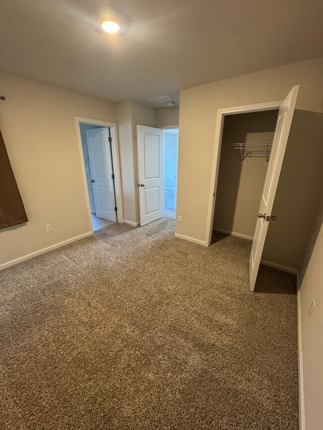 Building Photo - Beautiful 3BR 2.5 Townhouse w/ 2-Car Garage •  EV Plug • Quartz Island • End Unit in Charlotte