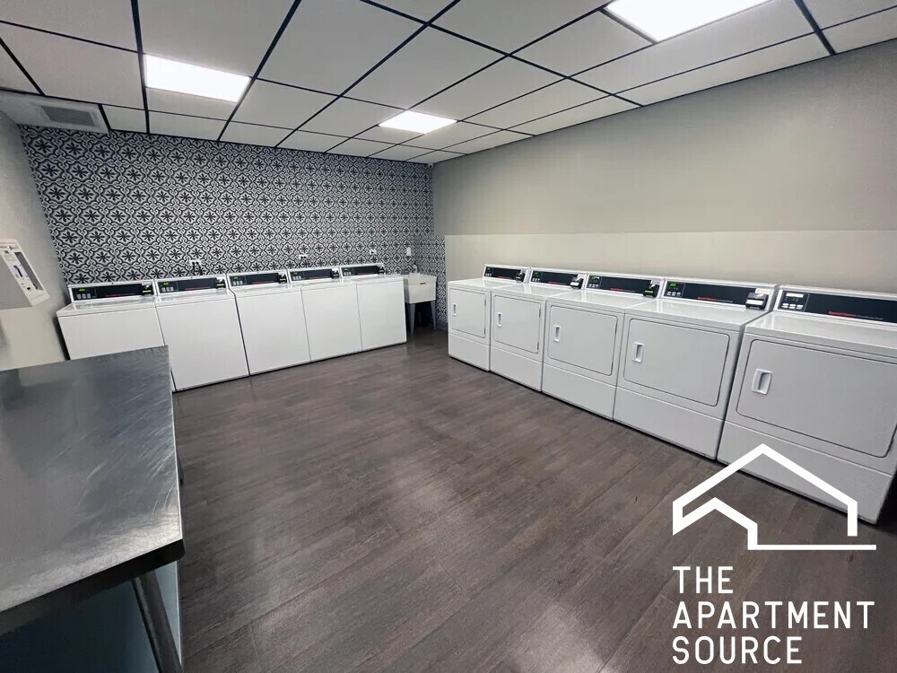 Building Photo - 4242 N Sheridan Rd