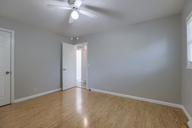 Building Photo - Must See Updated Bellevue Home!!