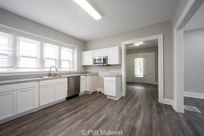 Building Photo - "Charming 3-Bedroom Duplex Haven on W 29th St – Spacious 1031 Sq Ft Gem in Indianapolis!"