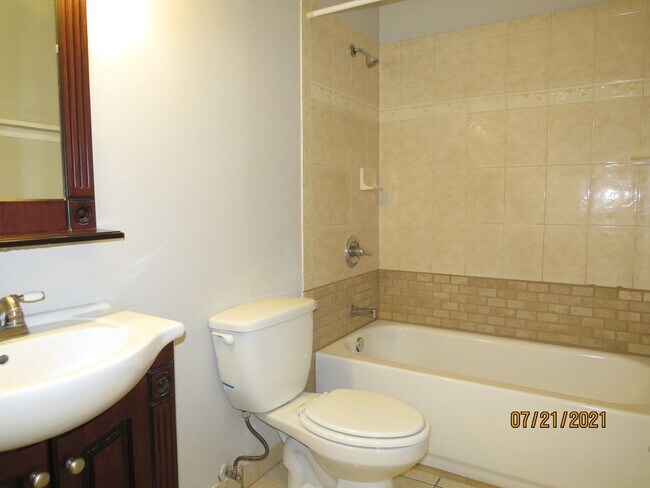 Building Photo - 2 BEDROOM 1 BATHROOM CONDOMINIUM IN OAK BR...