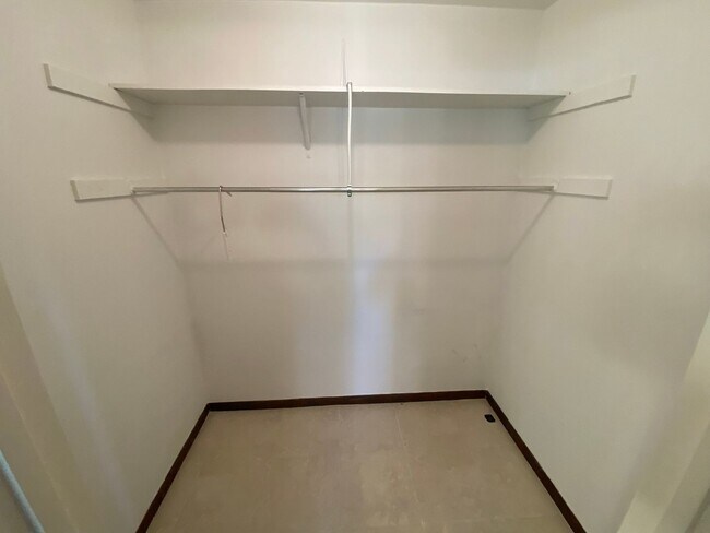 Building Photo - Family and pet friendly ANNUAL LEASE just ...