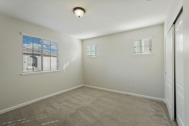 Building Photo - 356 S Paraiso Way