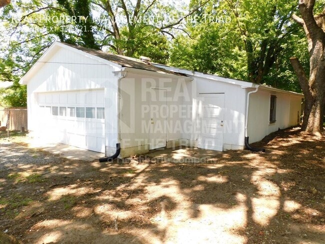 Building Photo - 1213 E Sprague St