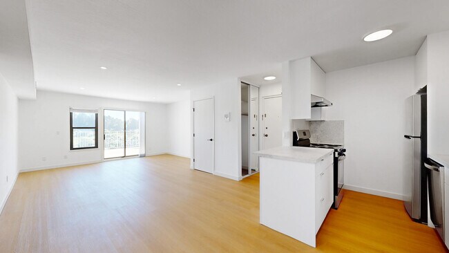 Building Photo - 2033 Castro St